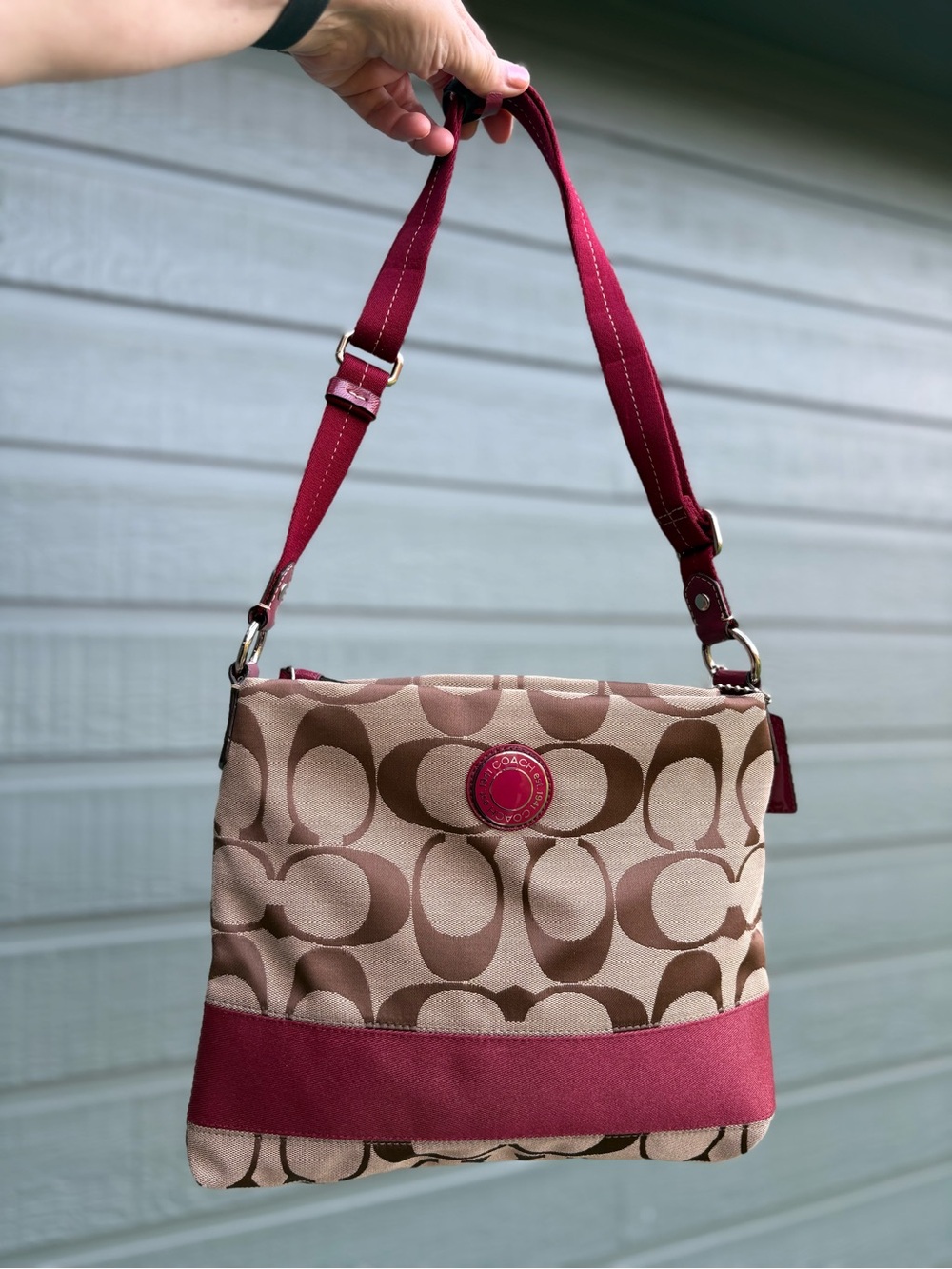 Coach Signature Canvas Shoulder swingpack in Beige & Burgundy
